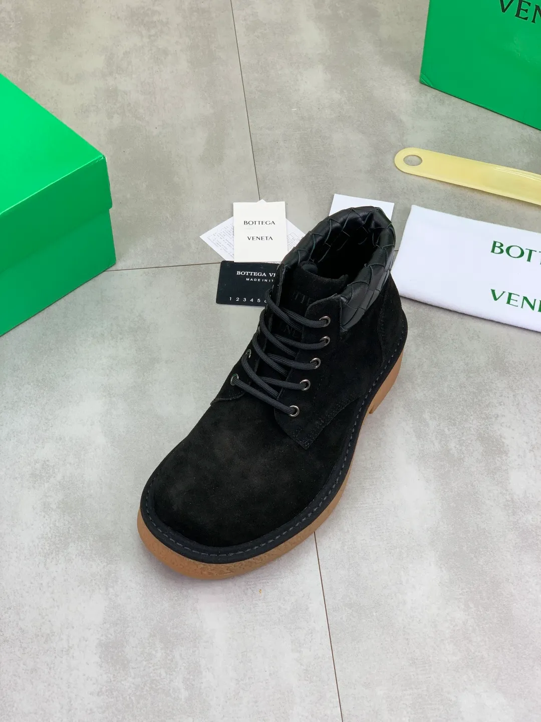 Men's men's shoes 💰P740 New model 💰 Top quality (beef tendon outsole series) 💎💎💎 BOTTEGA VENETA official website synchronizes the latest model, top version of the market's highest version of BV business leather shoes, accept material comparison, shoe type comparison, process comparison, practical and texture, versatile, suitable for any occasion, the more you look at it, the more flavorful it becomes. Pure hand-woven craftsmanship - upper material, imported original hand-woven calfskin - high-quality water-dyed sheepskin lining - original private model customized beef tendon outsole -Size: female 35-39 (34 40 customized) male 39-44 (38 45 customized) Comes with original BV green box, complete packaging.